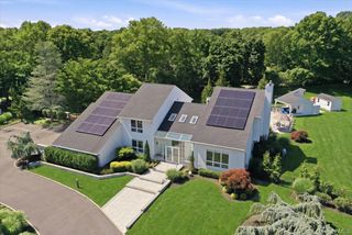 5 Meadow Gate W, Saint James, NY 11780