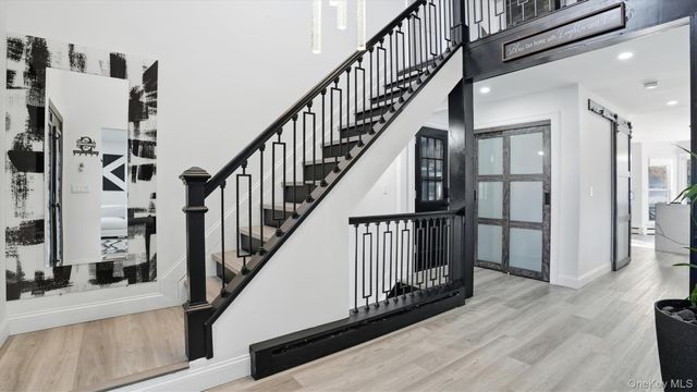 8 Hamilton Place, Lake Grove, NY 11755