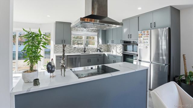 8 Hamilton Place, Lake Grove, NY 11755