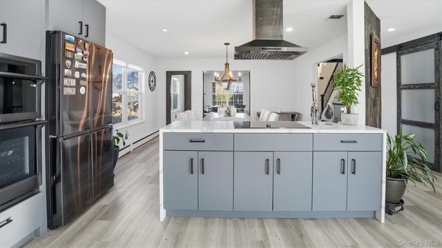 8 Hamilton Place, Lake Grove, NY 11755