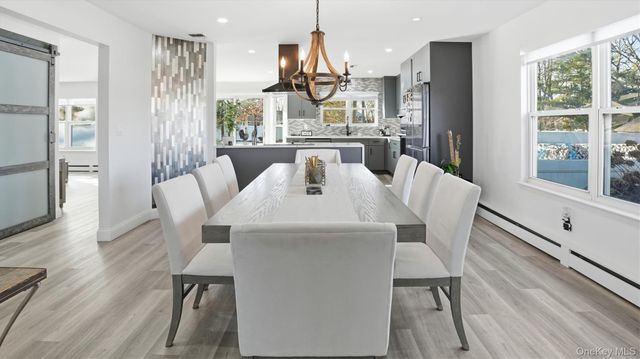 8 Hamilton Place, Lake Grove, NY 11755