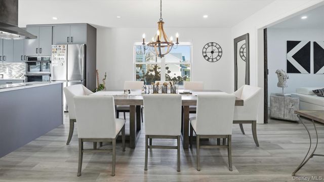 8 Hamilton Place, Lake Grove, NY 11755