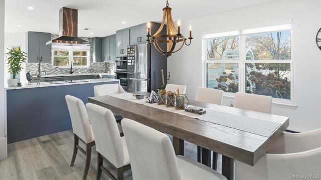 8 Hamilton Place, Lake Grove, NY 11755