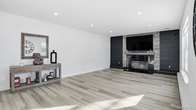 8 Hamilton Place, Lake Grove, NY 11755