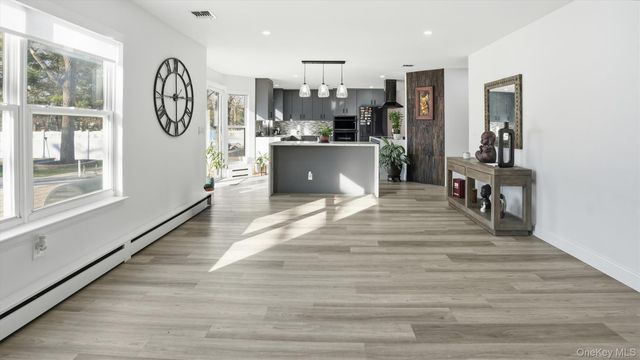 8 Hamilton Place, Lake Grove, NY 11755