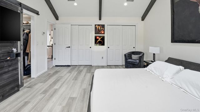 8 Hamilton Place, Lake Grove, NY 11755