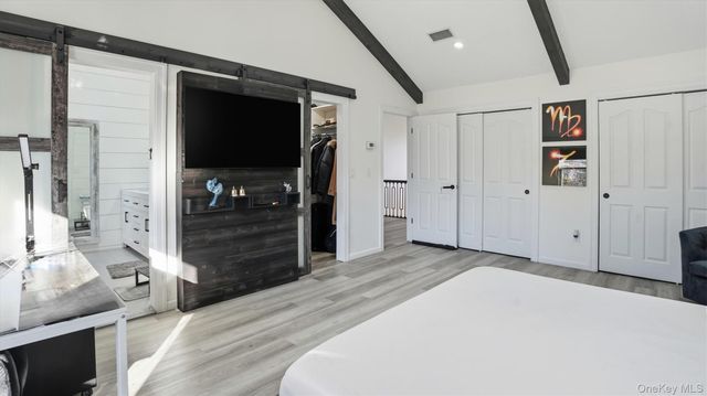 8 Hamilton Place, Lake Grove, NY 11755