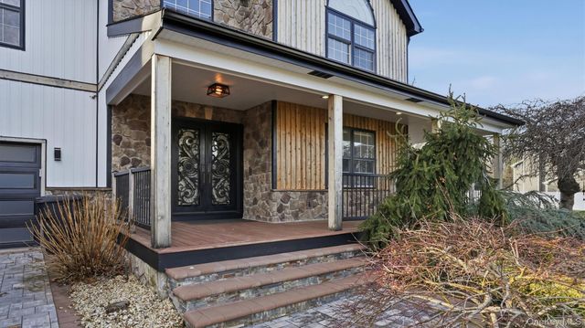 8 Hamilton Place, Lake Grove, NY 11755