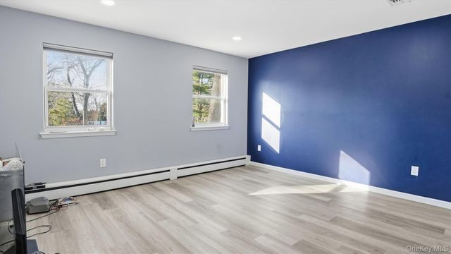 8 Hamilton Place, Lake Grove, NY 11755