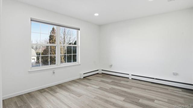 8 Hamilton Place, Lake Grove, NY 11755