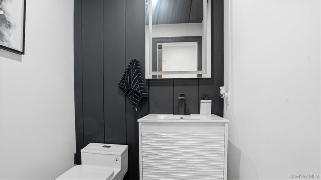 8 Hamilton Place, Lake Grove, NY 11755