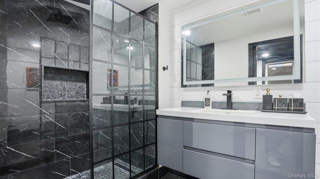 8 Hamilton Place, Lake Grove, NY 11755