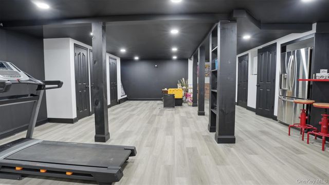 8 Hamilton Place, Lake Grove, NY 11755