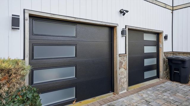 8 Hamilton Place, Lake Grove, NY 11755