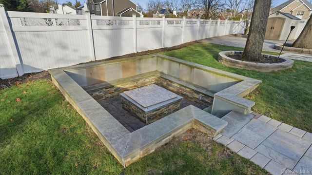 8 Hamilton Place, Lake Grove, NY 11755