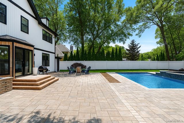 8 Hamilton Place, Lake Grove, NY 11755