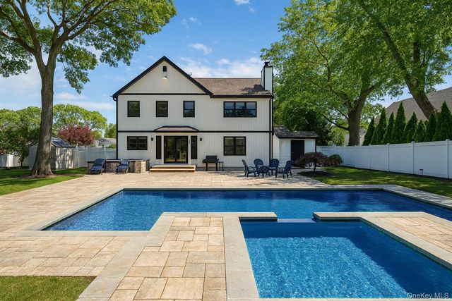 8 Hamilton Place, Lake Grove, NY 11755