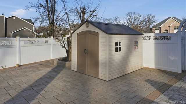 8 Hamilton Place, Lake Grove, NY 11755