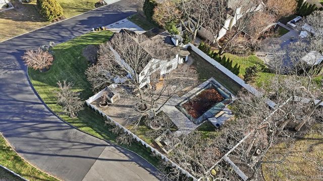 8 Hamilton Place, Lake Grove, NY 11755