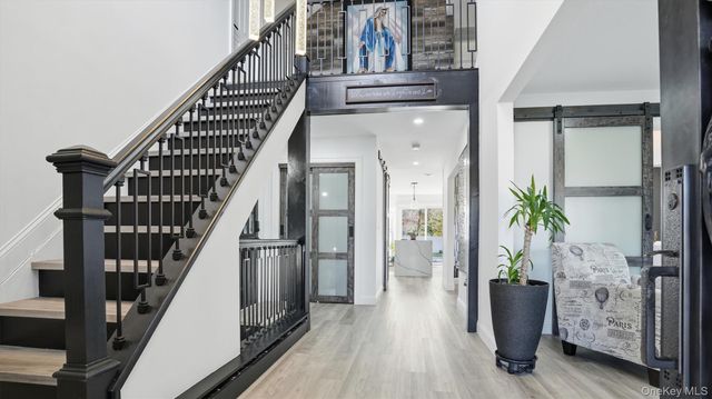 8 Hamilton Place, Lake Grove, NY 11755