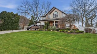8 Hamilton Place, Lake Grove, NY 11755