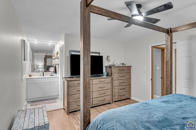 4118 SW Woodbury North CT, Topeka, KS 66606