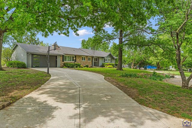 4118 SW Woodbury North CT, Topeka, KS 66606