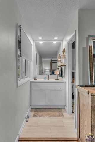4118 SW Woodbury North CT, Topeka, KS 66606