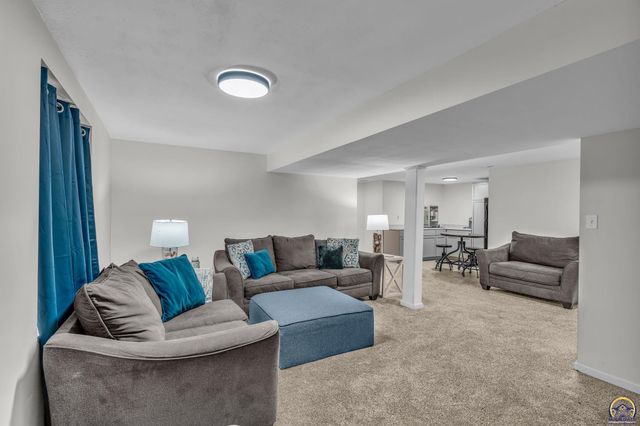 4118 SW Woodbury North CT, Topeka, KS 66606