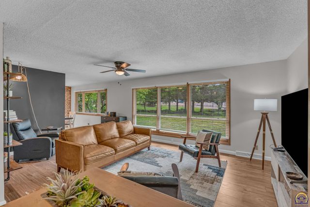 4118 SW Woodbury North CT, Topeka, KS 66606