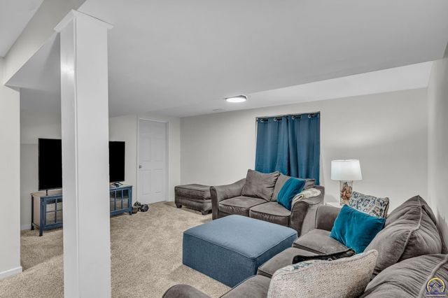 4118 SW Woodbury North CT, Topeka, KS 66606