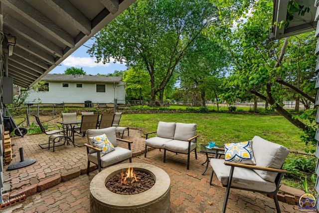 4118 SW Woodbury North CT, Topeka, KS 66606