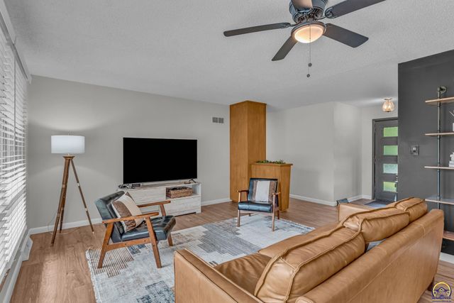4118 SW Woodbury North CT, Topeka, KS 66606