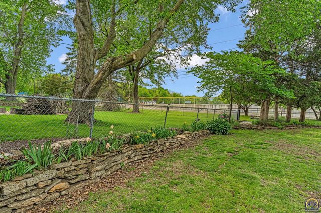 4118 SW Woodbury North CT, Topeka, KS 66606