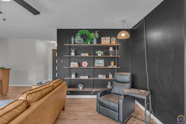 4118 SW Woodbury North CT, Topeka, KS 66606