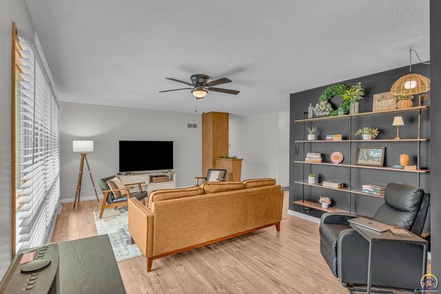 4118 SW Woodbury North CT, Topeka, KS 66606