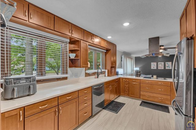 4118 SW Woodbury North CT, Topeka, KS 66606