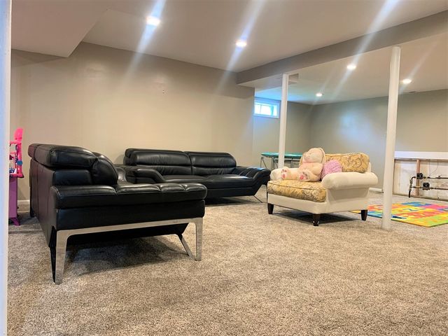 10 Kings Row Ln, Framingham, MA 01701