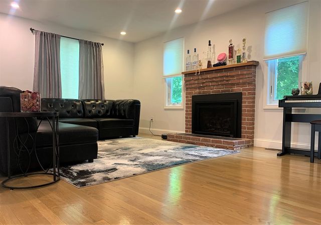 10 Kings Row Ln, Framingham, MA 01701