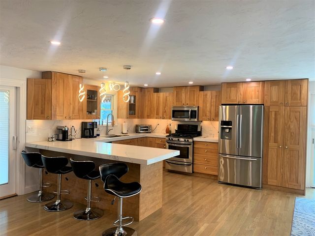 10 Kings Row Ln, Framingham, MA 01701