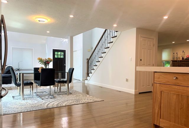 10 Kings Row Ln, Framingham, MA 01701