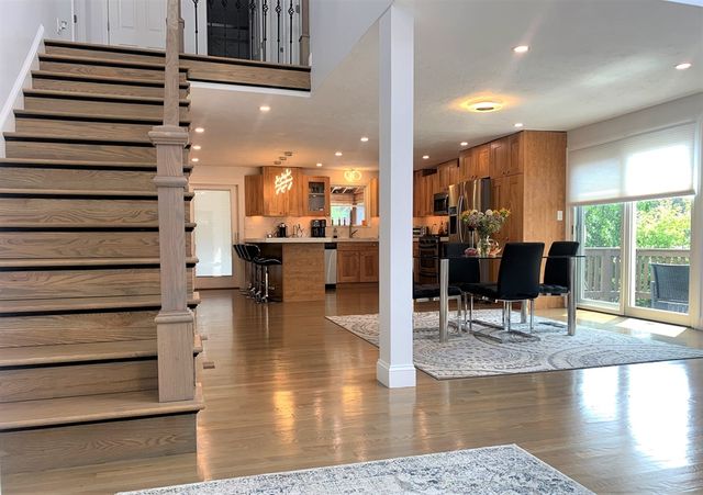 10 Kings Row Ln, Framingham, MA 01701