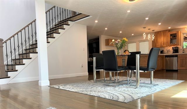 10 Kings Row Ln, Framingham, MA 01701