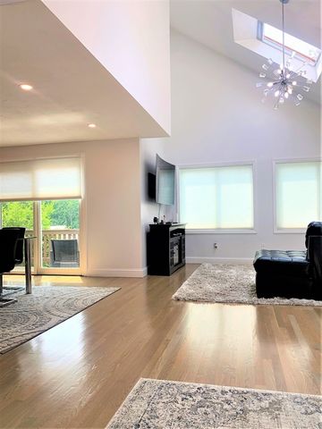 10 Kings Row Ln, Framingham, MA 01701