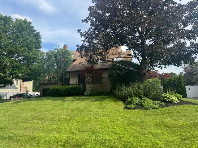 10 Kings Row Ln, Framingham, MA 01701