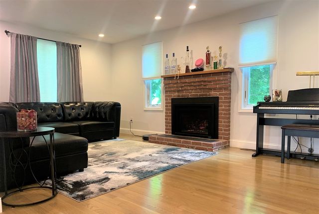 10 Kings Row Ln, Framingham, MA 01701
