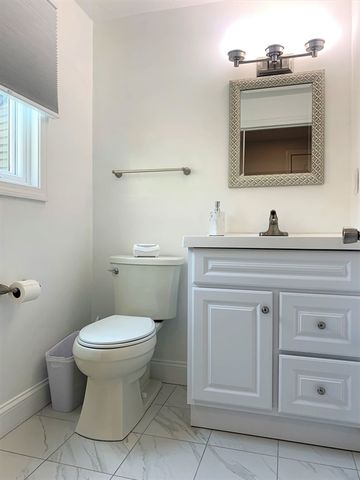 10 Kings Row Ln, Framingham, MA 01701