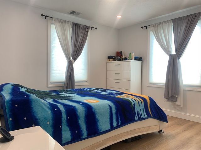 10 Kings Row Ln, Framingham, MA 01701