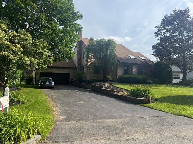 10 Kings Row Ln, Framingham, MA 01701