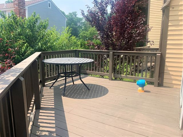 10 Kings Row Ln, Framingham, MA 01701